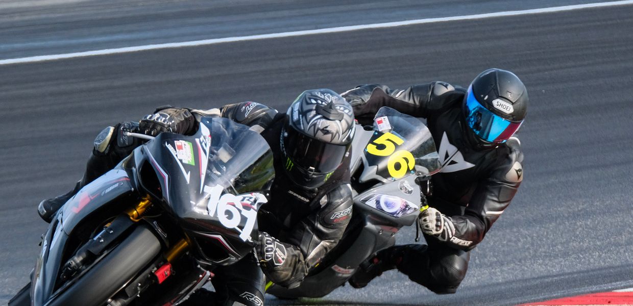 Bilde av motorsykler på rudskogen som kjører roadracing